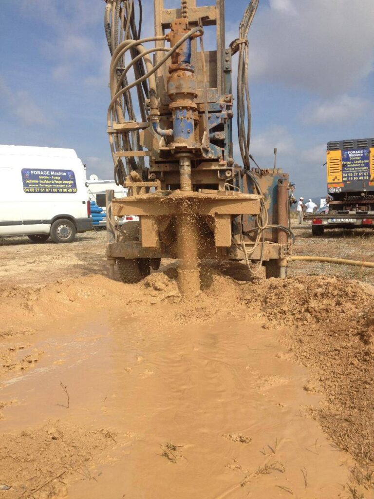 forage maxime - foreuse en action avec eau qui jaillit