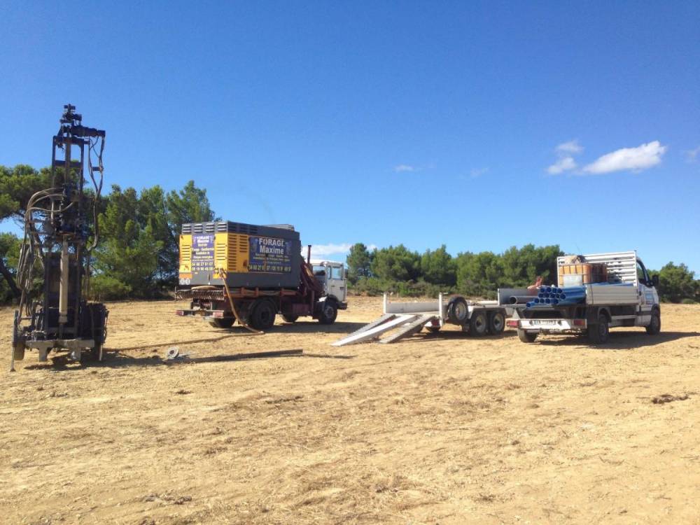 forage maxime - foreuse en action avec différents engins de chantier