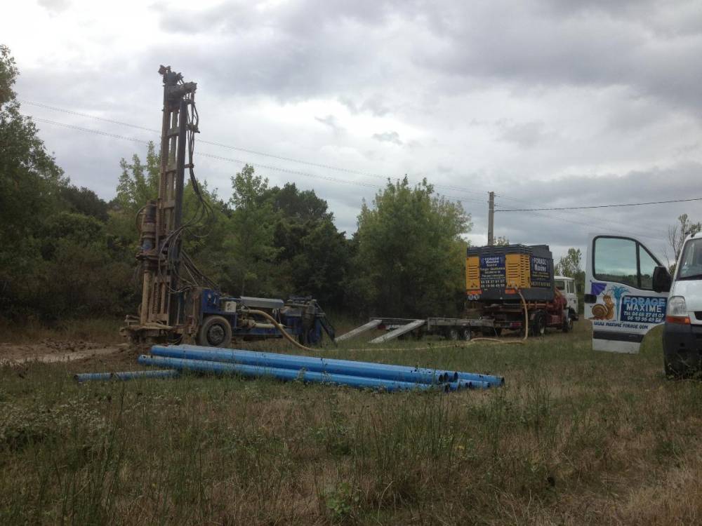 forage maxime - foreuse en action avec des tubes posés au sol