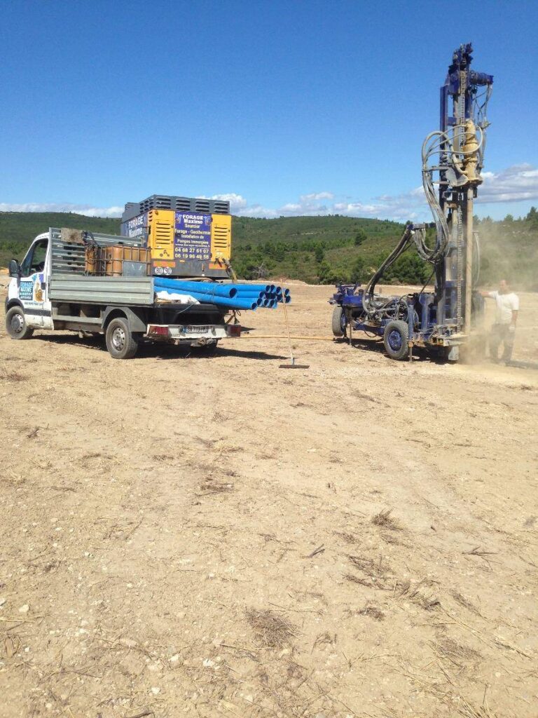 forage maxime - foreuse en action et camion plateau portant des tubes