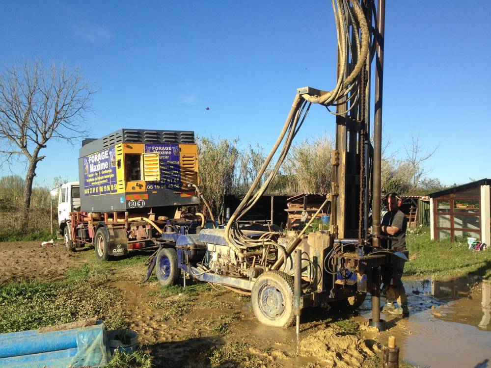 forage maxime - foreuse en action avec camion de pompage
