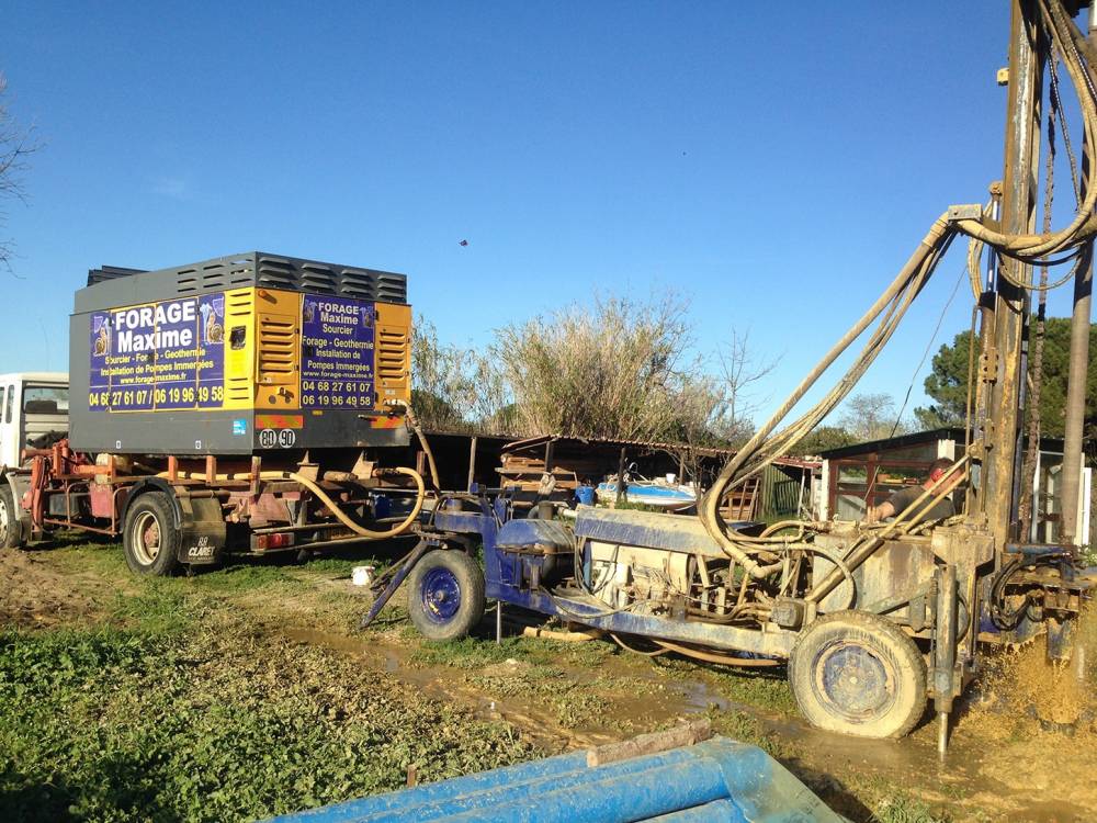 forage maxime - foreuse en action avec eau qui jaillit