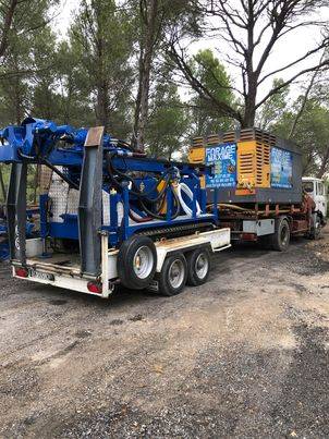 forage maxime - foreuse sur une remoque derrière un camion de pompage