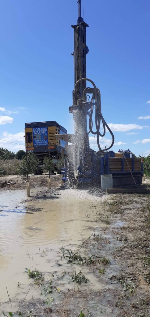forage maxime - foreuse en action avec eau qui jaillit