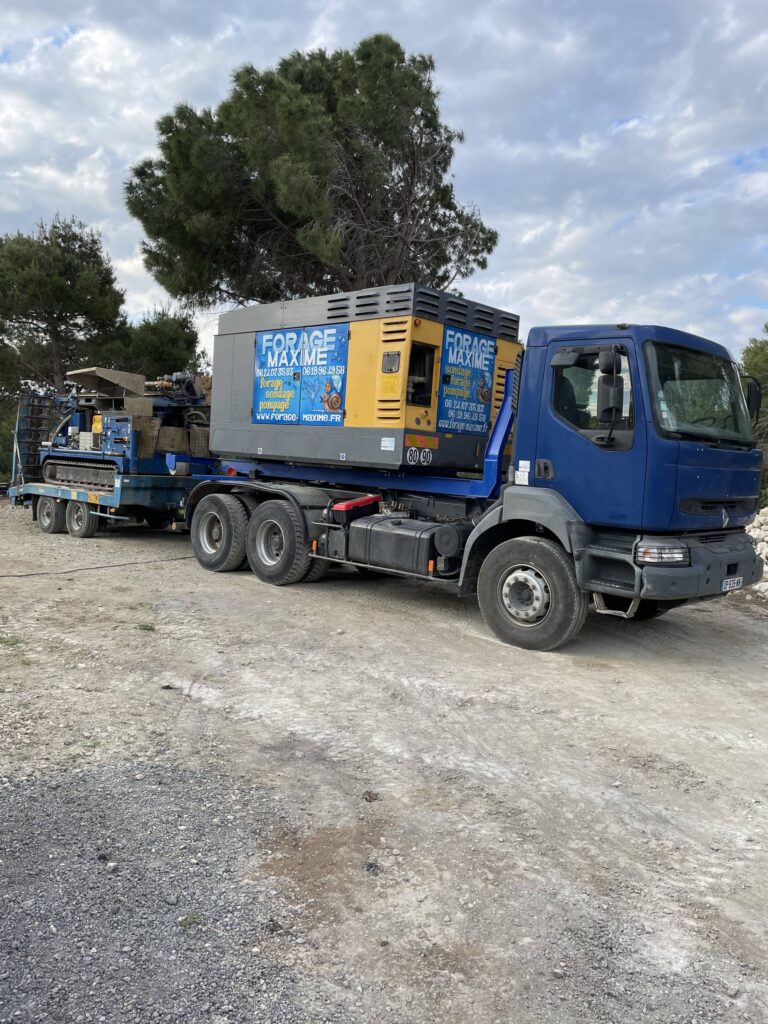 forage maxime - foreuse sur une remoque derrière un camion de pompage