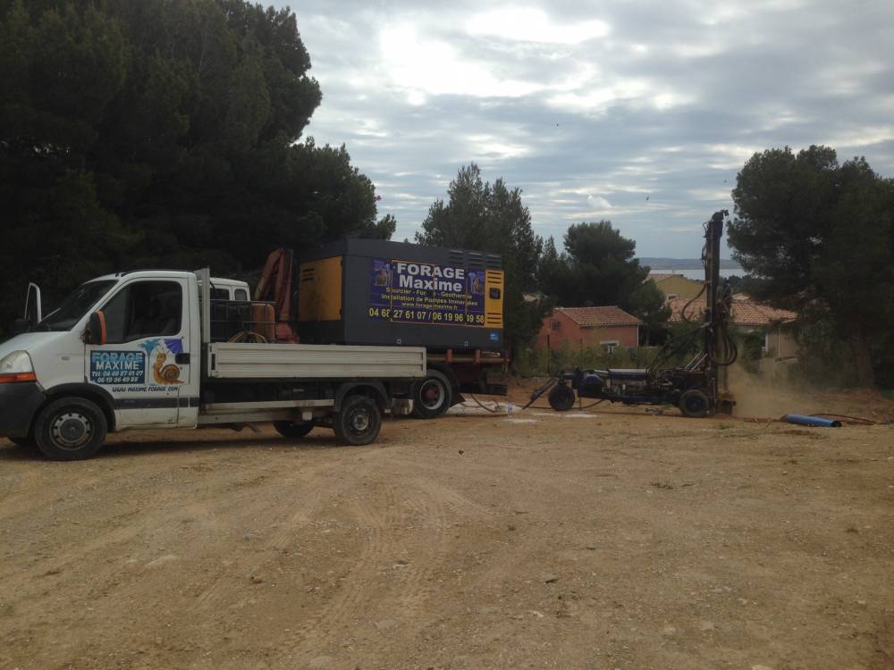 forage maxime - foreuse en action avec engins de chantier