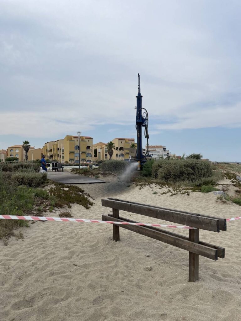 forage maxime - foreuse en action avec eau qui jaillit