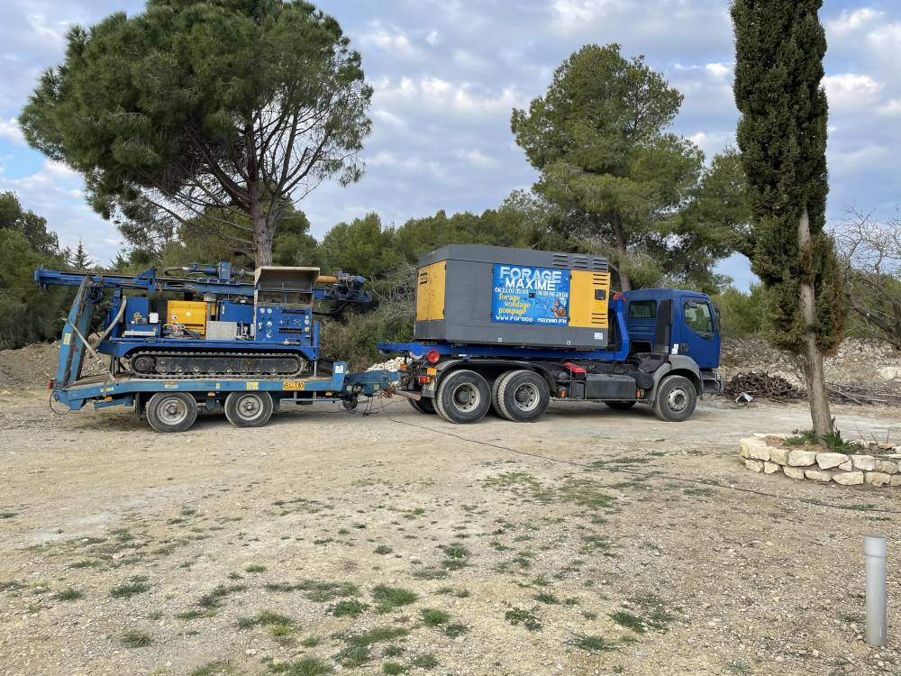 forage maxime - foreuse sur une remorque
