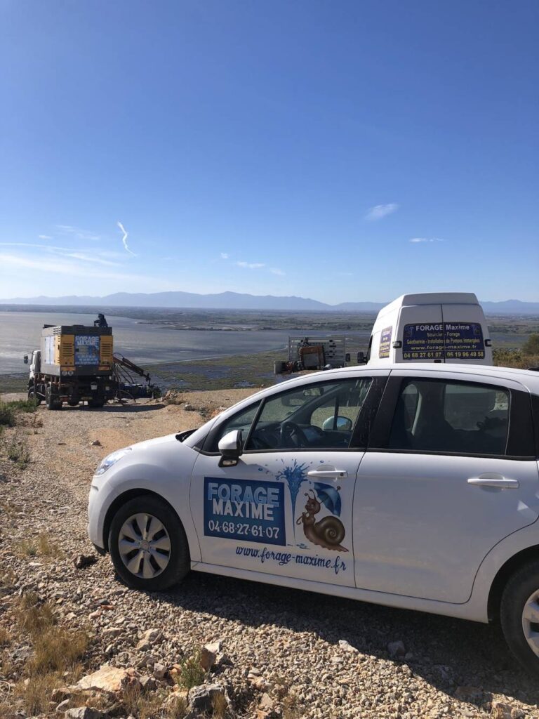 forage maxime - voiture de forage maxime devant des engins de chantier