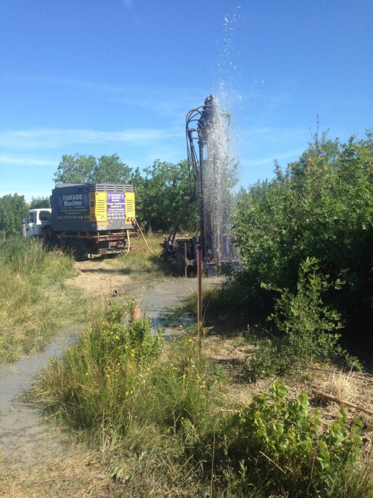 forage maxime - foreuse en action avec eau qui jaillit