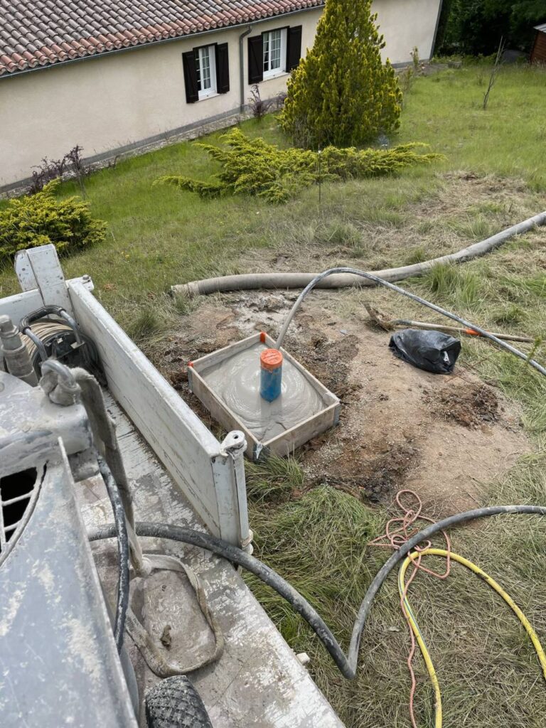 forage maxime - trou cimenté avec tuyau pour pompage de l'eau après forage