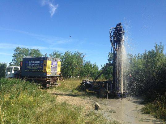 forage maxime - foreuse en action avec eau qui jaillit