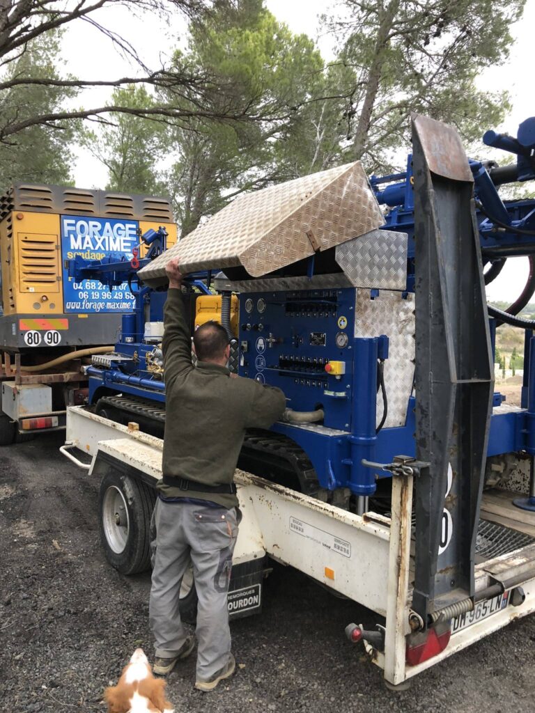 forage maxime - un ouvrier faisant des réglages sur une foreuse