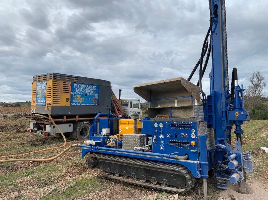 forage maxime - foreuse dans un champ